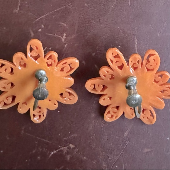 Vintage celluloid screw-back coral flower earrings Jackson Hole Valentines - Picture 3 of 4